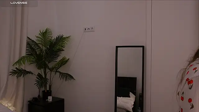 Lilly Colins online show from 01-18-25, 02:55