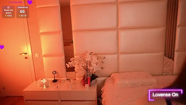 Lilly Colins online show from 10-23-25, 06:50