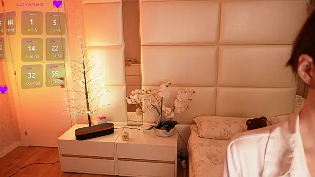 Lilly Colins online show from 04-13-26, 07:41