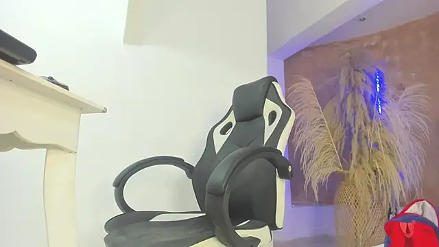 Snapshot of APRILL_FOXX chatting on 12-26-24, 12:16 APRILL FOXX online show from 12-26-24, 12:16