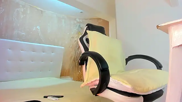 Snapshot of APRILL_FOXX chatting on 01-25-25, 05:07 APRILL FOXX online show from 01-25-25, 05:07