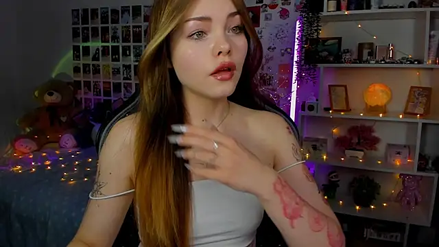 Snapshot of AkiraKatsu chatting on 10-13-25, 10:59 AkiraKatsu online show from 10-13-25, 10:59