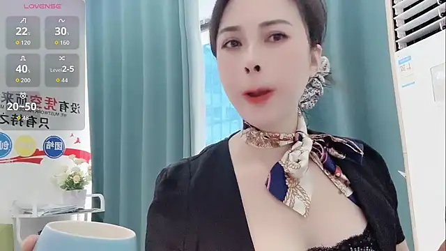 Snapshot of Qwi-V1 chatting on 10-31-25, 06:14 Qwi-V1 online show from 10-31-25, 06:14