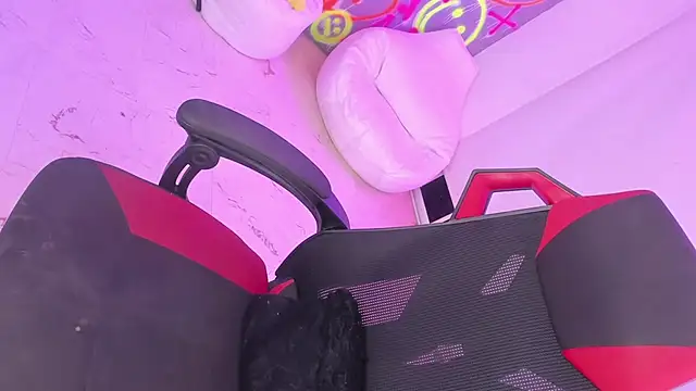 Snapshot of GEANNAROSE chatting on 12-21-24, 10:39 GEANNAROSE online show from 12-21-24, 10:39