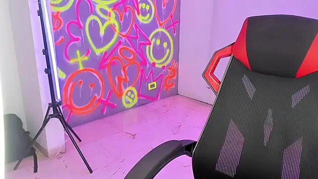 Snapshot of GEANNAROSE chatting on 12-27-24, 11:06 GEANNAROSE online show from 12-27-24, 11:06