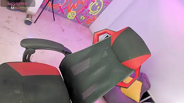 Snapshot of GEANNAROSE chatting on 03-22-25, 12:04 GEANNAROSE online show from 03-22-25, 12:04