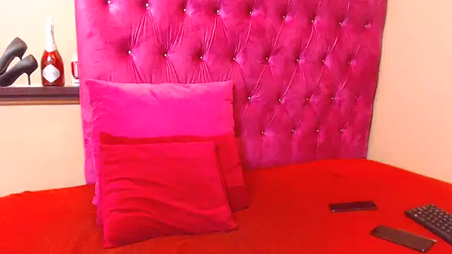 Snapshot of kittykhloe22 chatting on 02-14-25, 09:45 kittykhloe22 online show from 02-14-25, 09:45