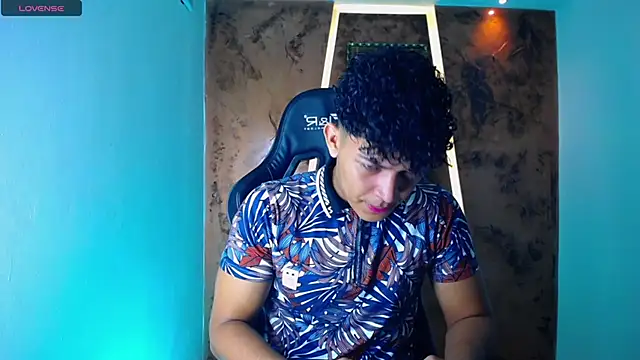 Snapshot of jamescurli_ chatting on 03-17-25, 05:01 jamescurli online show from 03-17-25, 05:01