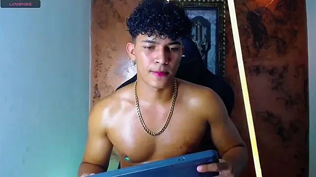 Snapshot of jamescurli_ chatting on 03-21-25, 10:39 jamescurli online show from 03-21-25, 10:39