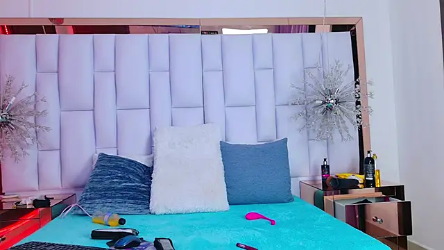 Snapshot of LiliFox18 chatting on 12-19-24, 07:18 LiliFox18 online show from 12-19-24, 07:18