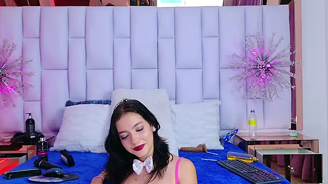 Snapshot of LiliFox18 chatting on 12-22-24, 10:25 LiliFox18 online show from 12-22-24, 10:25