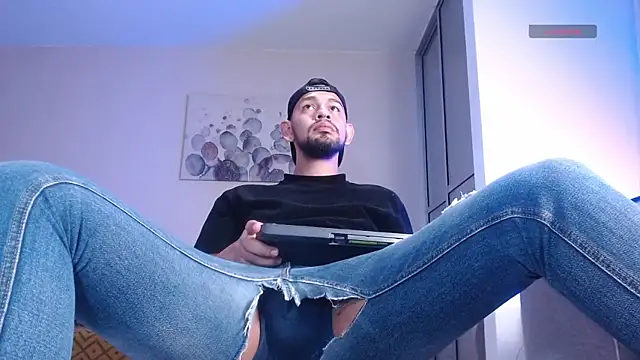 Snapshot of Bedobigcock chatting on 11-04-25, 12:10 Bedobigcock online show from 11-04-25, 12:10