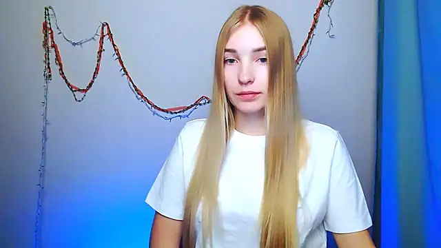 Snapshot of Queen_ofLove chatting on 12-19-25, 03:08 Queen ofLove online show from 12-19-25, 03:08