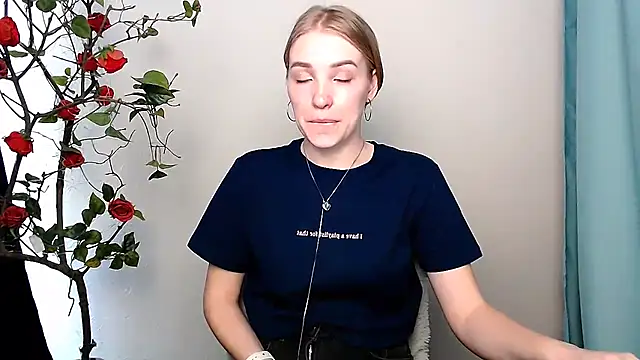 Snapshot of Queen_ofLove chatting on 03-17-26, 11:46 Queen ofLove online show from 03-17-26, 11:46