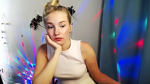 Snapshot of Queen_ofLove chatting on 05-24-26, 11:04 Queen ofLove online show from 05-24-26, 11:04