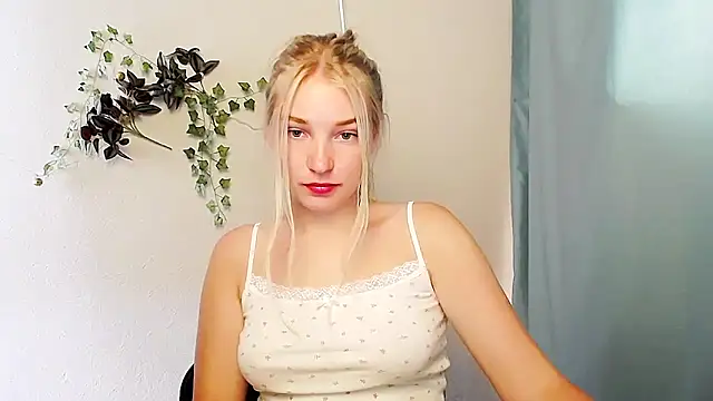 Snapshot of Queen_ofLove chatting on 06-14-26, 10:06 Queen ofLove online show from 06-14-26, 10:06