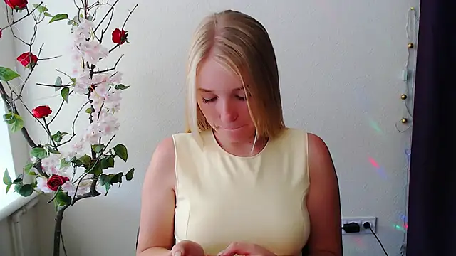 Snapshot of Queen_ofLove chatting on 06-20-26, 12:41 Queen ofLove online show from 06-20-26, 12:41