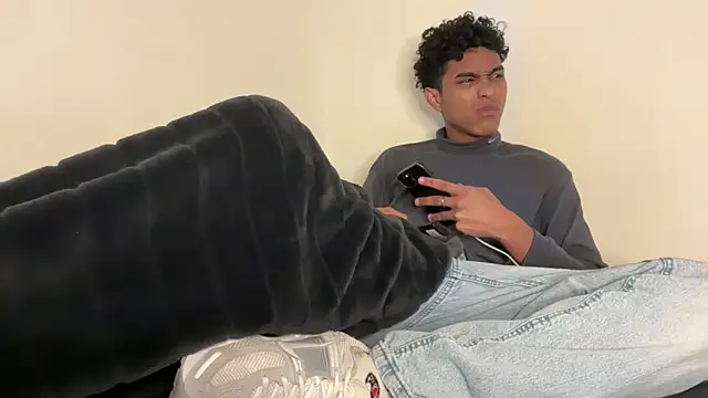 Snapshot of Ryan-hot chatting on 12-03-25, 10:08 Ryan-hot online show from 12-03-25, 10:08