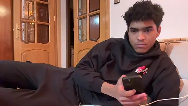 Snapshot of Ryan-hot chatting on 12-20-25, 08:05 Ryan-hot online show from 12-20-25, 08:05