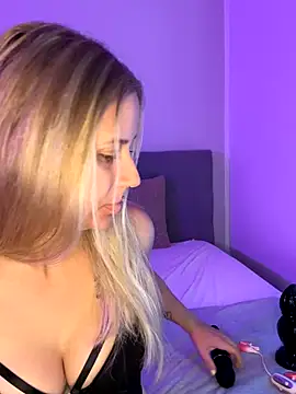 lunawolf21 online show from 10-08-25, 06:22