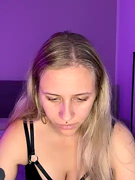 lunawolf21 online show from 10-20-25, 06:47