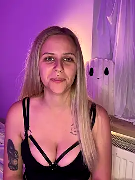 lunawolf21 online show from 10-25-25, 05:30