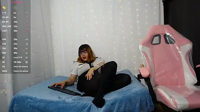 Snapshot of Niuk_mei chatting on 11-14-25, 05:44 Niuk mei online show from 11-14-25, 05:44