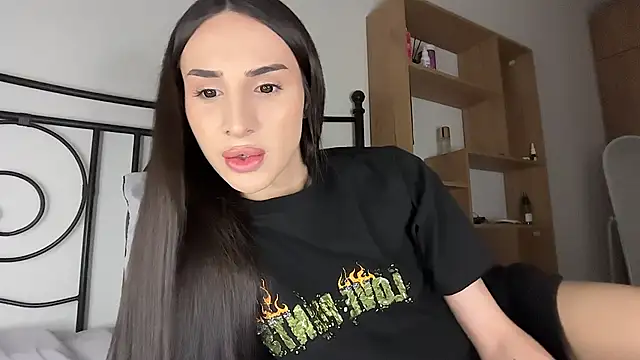 Snapshot of Kim_Oberlin_ chatting on 06-17-26, 01:12 Kim Oberlin online show from 06-17-26, 01:12