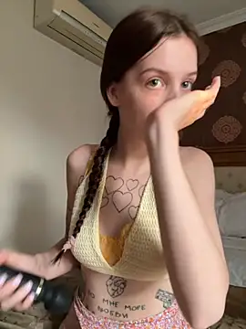 Snapshot of Sweet_Evva chatting on 09-13-25, 03:45 Sweet Evva online show from 09-13-25, 03:45