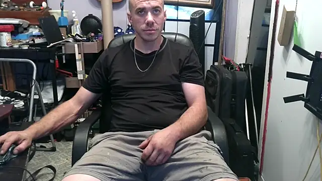 Snapshot of ScubaStevex chatting on 11-06-25, 01:12 ScubaStevex online show from 11-06-25, 01:12