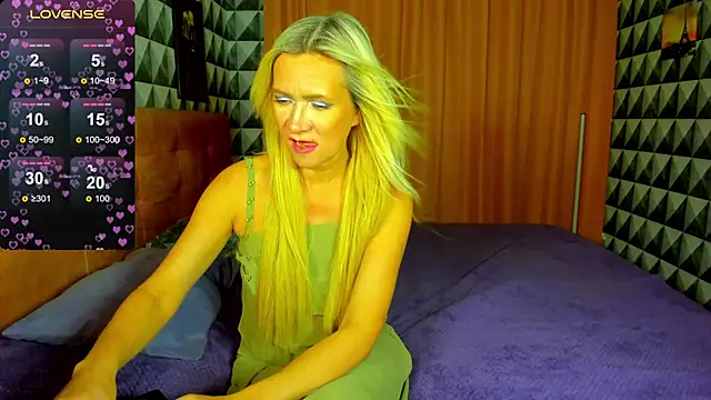 Luna  Lewis online show from 01-25-25, 02:03