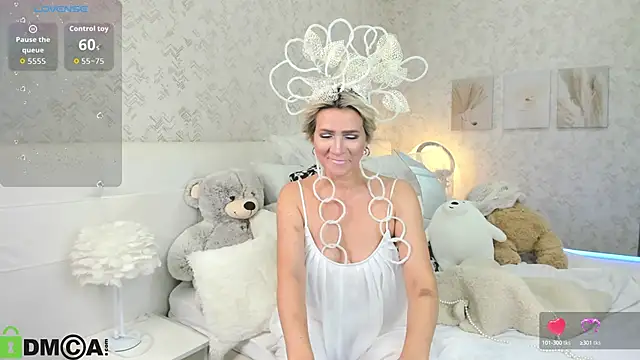 Luna  Lewis online show from 10-13-25, 08:36