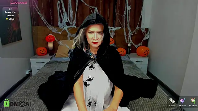 Luna  Lewis online show from 10-31-25, 09:10