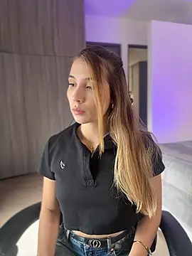 Snapshot of SophieRaily_ chatting on 12-18-25, 04:35 SophieRaily online show from 12-18-25, 04:35