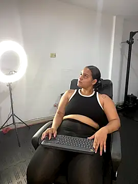 Snapshot of Violetrousse chatting on 09-15-25, 07:25 Violetrousse online show from 09-15-25, 07:25