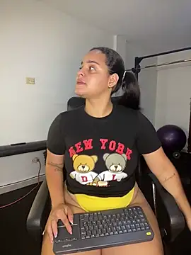 Snapshot of Violetrousse chatting on 10-04-25, 04:49 Violetrousse online show from 10-04-25, 04:49