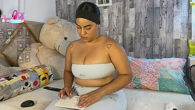 Snapshot of Violetrousse chatting on 10-23-25, 08:29 Violetrousse online show from 10-23-25, 08:29