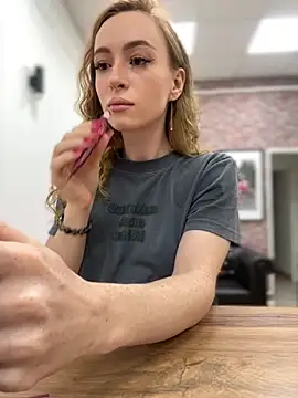 Snapshot of _AngelMoon_ chatting on 09-18-25, 04:03 AngelMoon online show from 09-18-25, 04:03