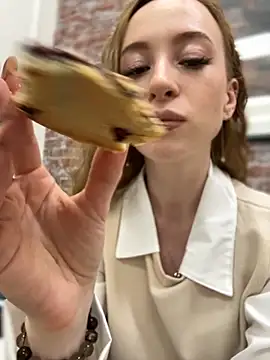 Snapshot of _AngelMoon_ chatting on 10-03-25, 03:47 AngelMoon online show from 10-03-25, 03:47