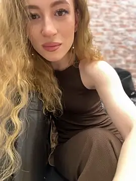 Snapshot of _AngelMoon_ chatting on 10-25-25, 03:47 AngelMoon online show from 10-25-25, 03:47