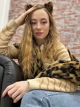 Snapshot of _AngelMoon_ chatting on 10-29-25, 03:42 AngelMoon online show from 10-29-25, 03:42