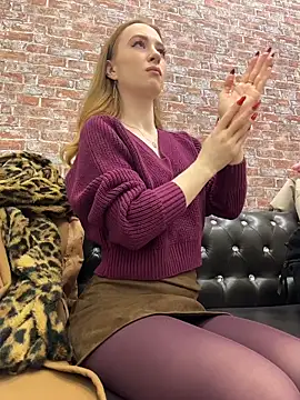 Snapshot of _AngelMoon_ chatting on 11-18-25, 04:06 AngelMoon online show from 11-18-25, 04:06