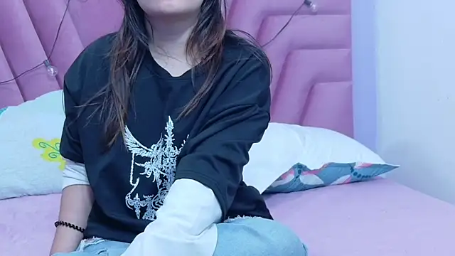 hornybarelylegalgirl online show from 03-25-26, 12:00