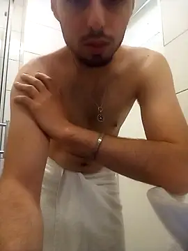 Snapshot of Raze_Elusive chatting on 10-09-25, 10:52 Raze Elusive online show from 10-09-25, 10:52