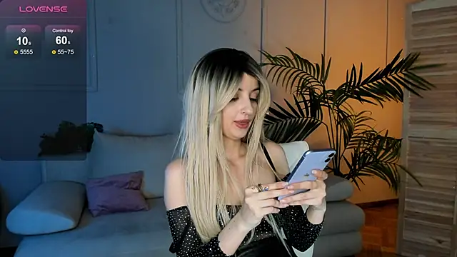 Snapshot of Katty_Lights chatting on 03-08-25, 01:17 Katty Lights online show from 03-08-25, 01:17