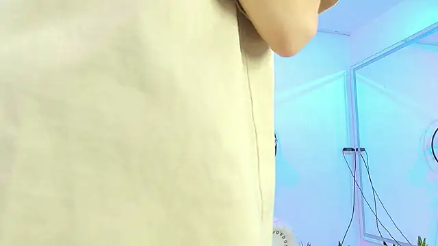 Snapshot of Theia_moon chatting on 12-30-24, 12:42 Theia moon online show from 12-30-24, 12:42