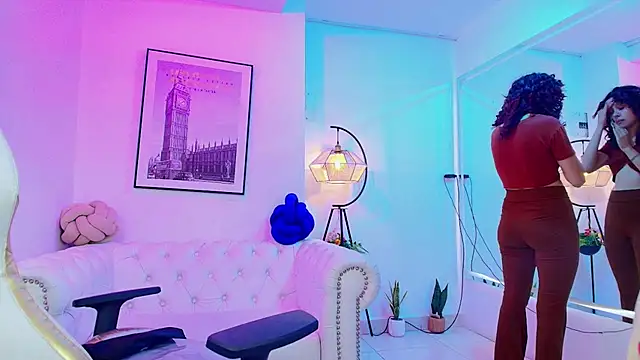 Snapshot of Theia_moon chatting on 01-18-25, 12:36 Theia moon online show from 01-18-25, 12:36