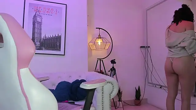 Snapshot of Theia_moon chatting on 02-02-25, 03:32 Theia moon online show from 02-02-25, 03:32