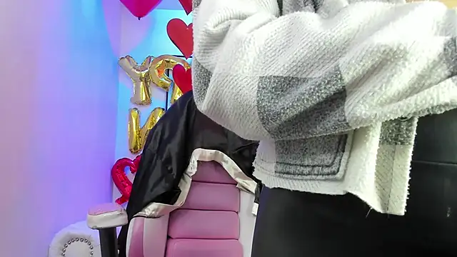 Snapshot of Theia_moon chatting on 02-14-25, 12:25 Theia moon online show from 02-14-25, 12:25