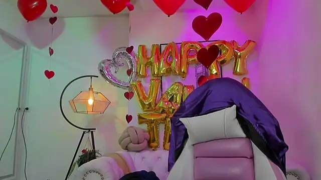Snapshot of Theia_moon chatting on 02-15-25, 12:54 Theia moon online show from 02-15-25, 12:54